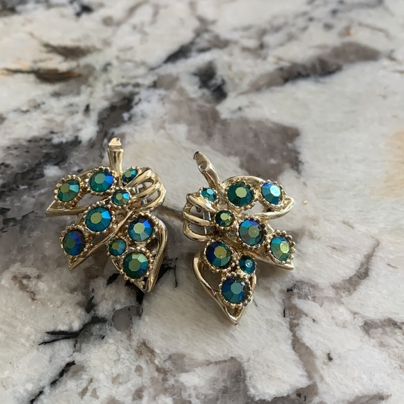 Vintage BSK Peacock Blue Green AB Rhinestone Clip on Earrings Gold Tone - Picture 1 of 3